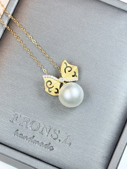 Bow South White near round Sea Pearl pendant