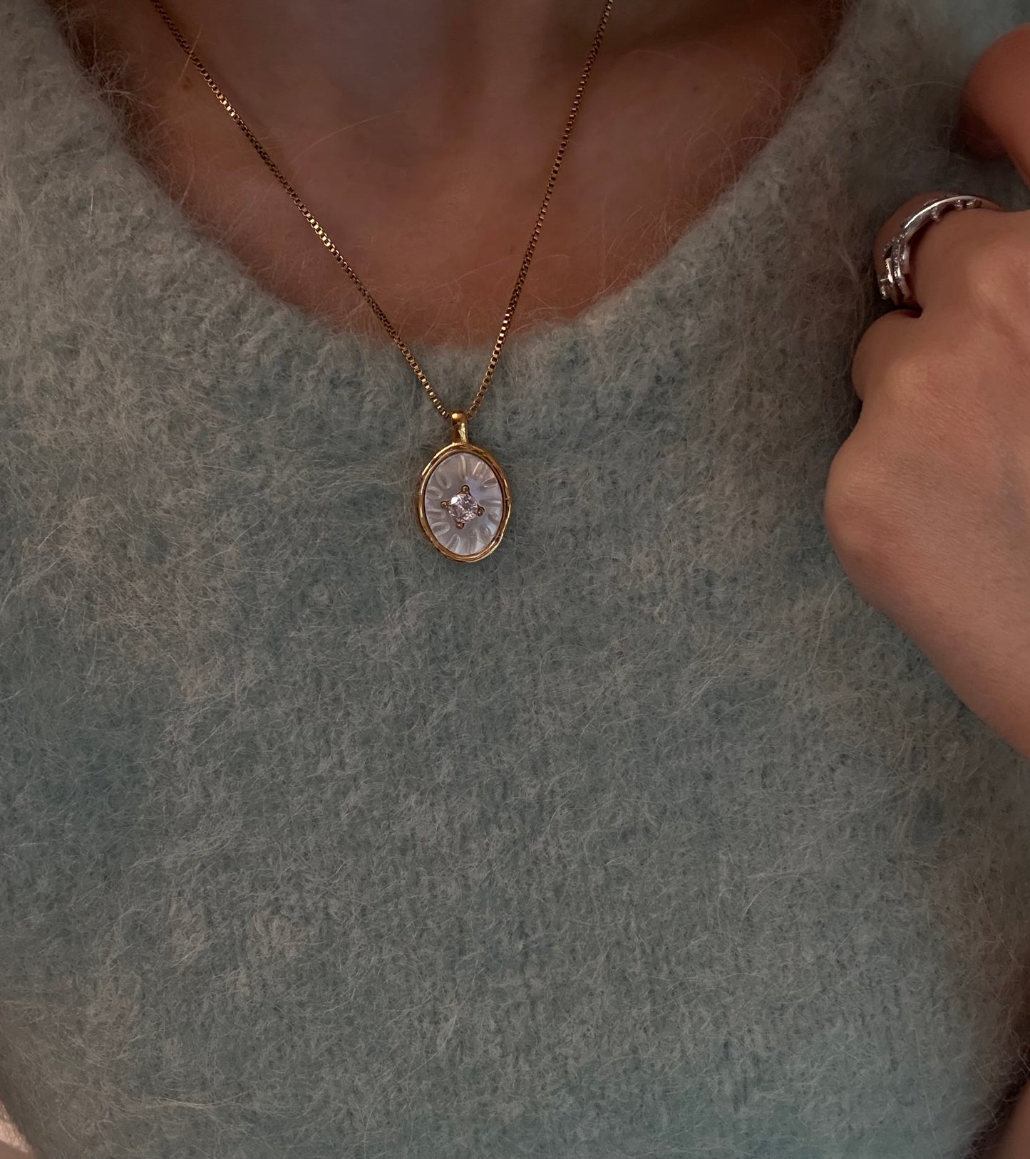 Oval pendant necklace