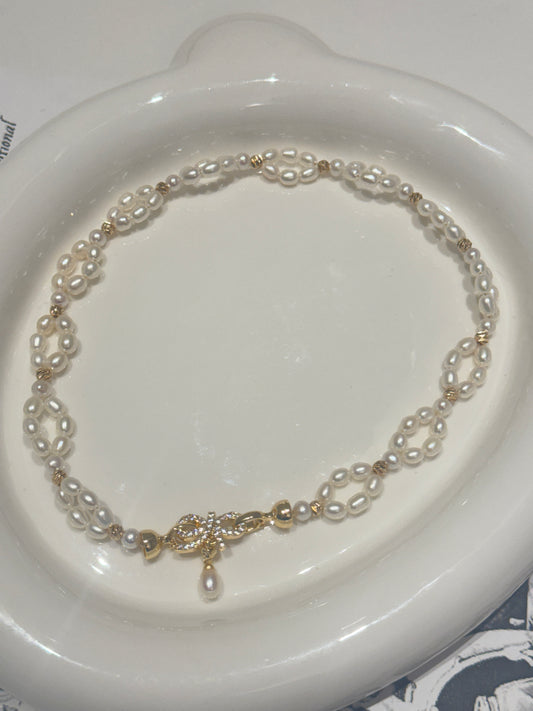 Bow pearl choker