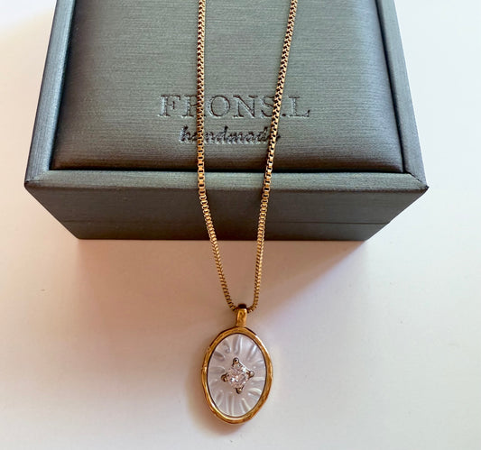 Oval pendant necklace