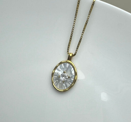 Oval pendant necklace