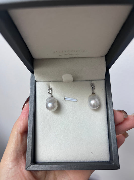 方弧形South White Baroque Sea Pearl Earrings