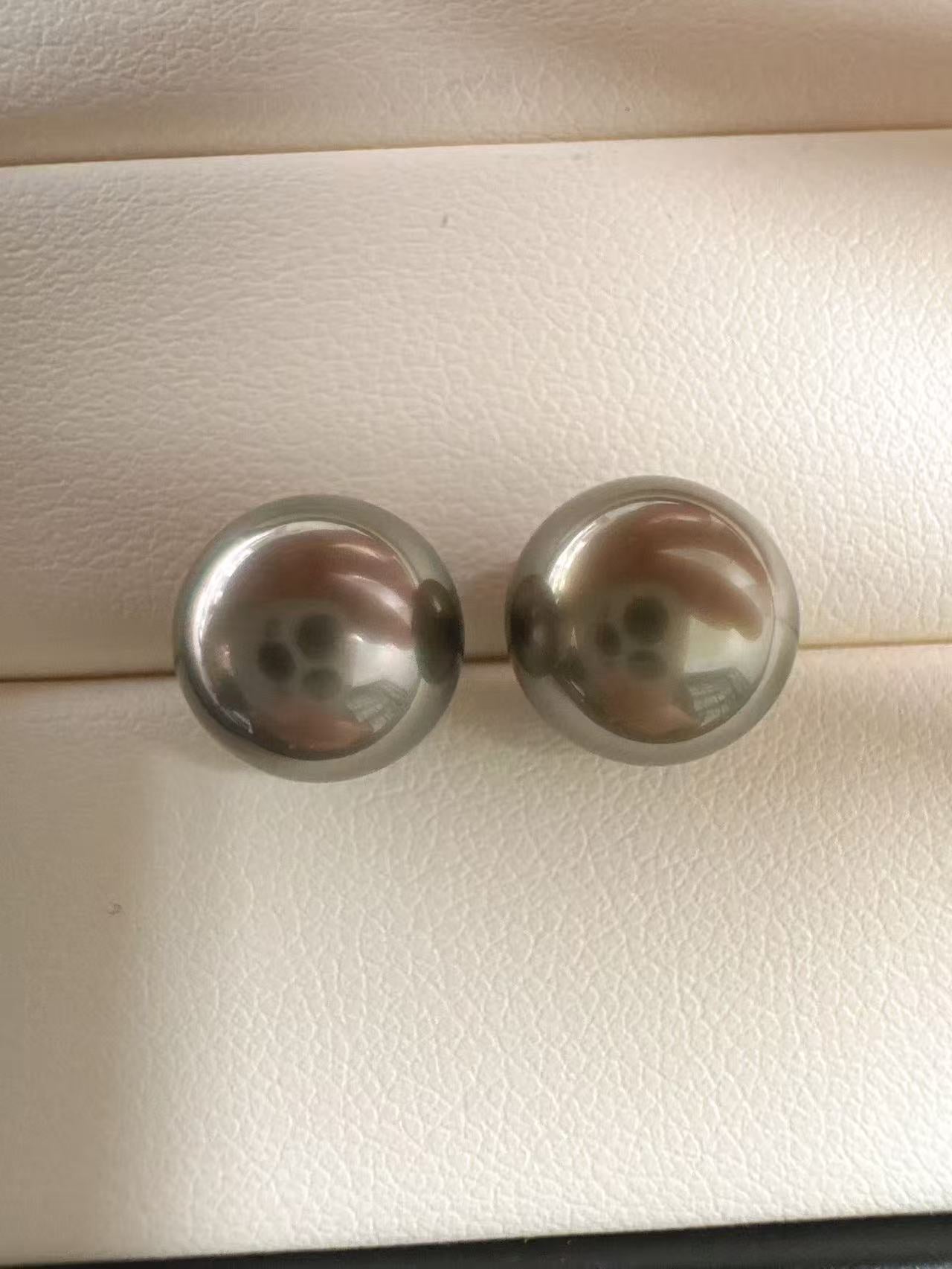 Tahitian platinum grey stud earrings