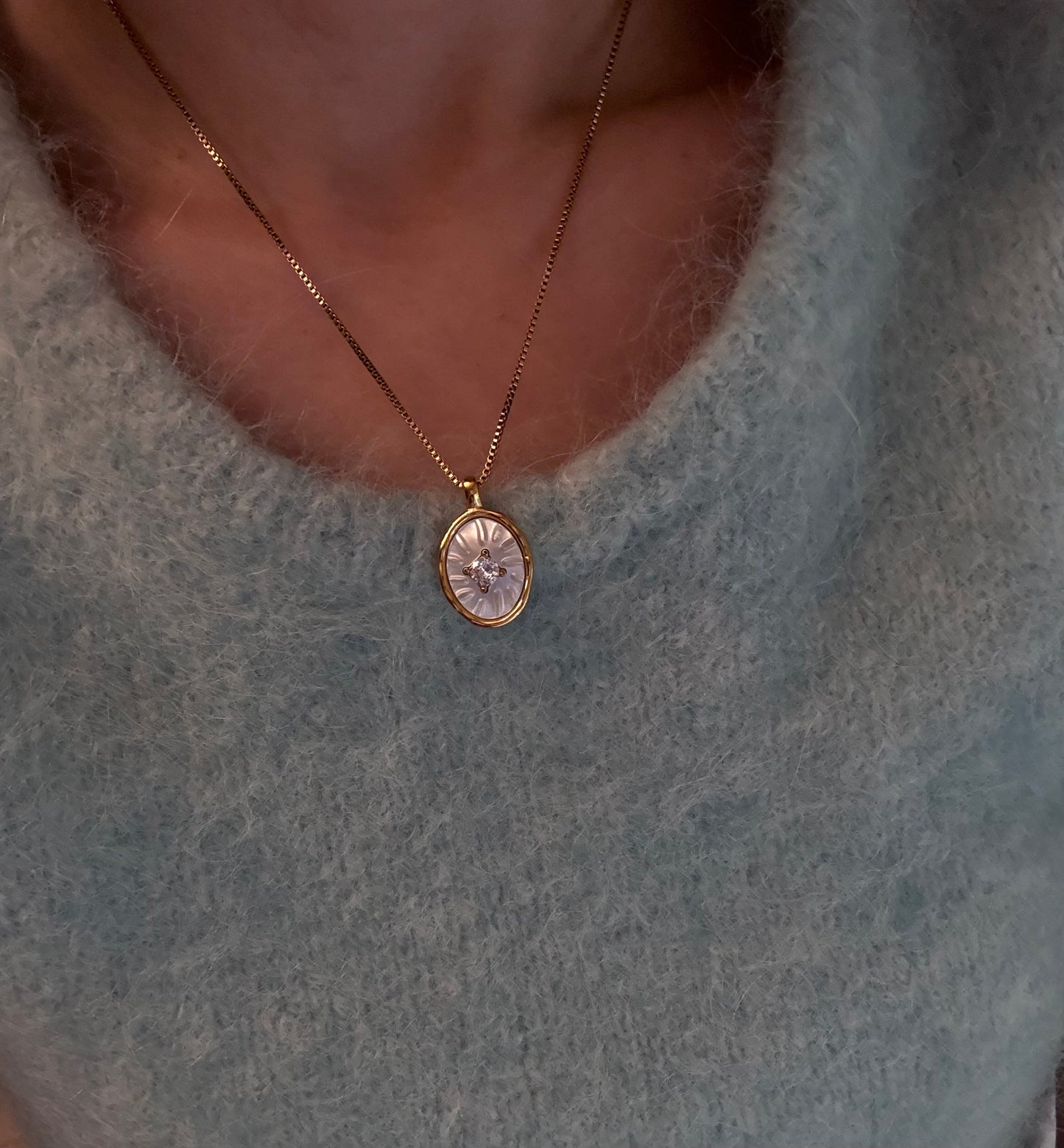 Oval pendant necklace