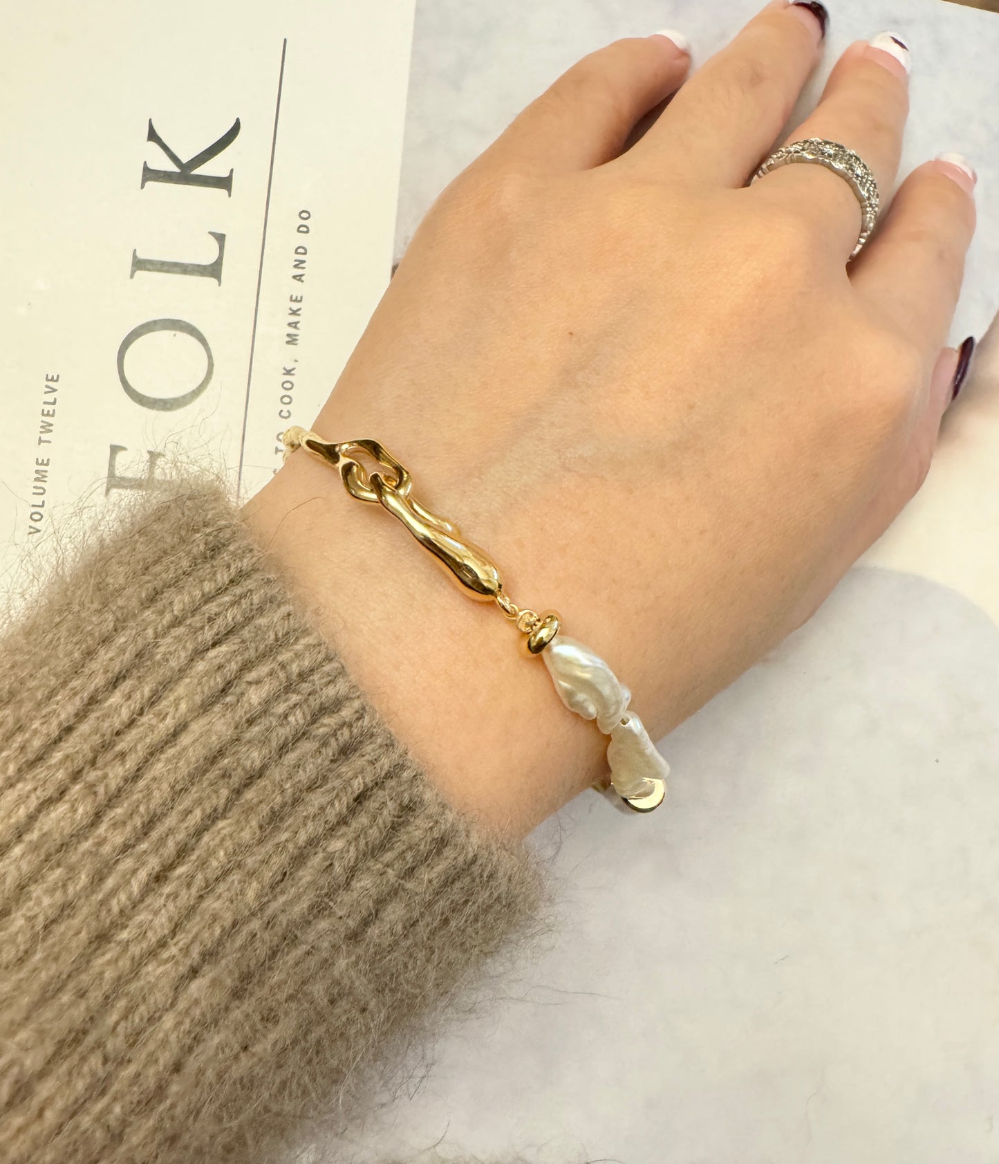 Gold Band Biwa Pearl Bracelet
