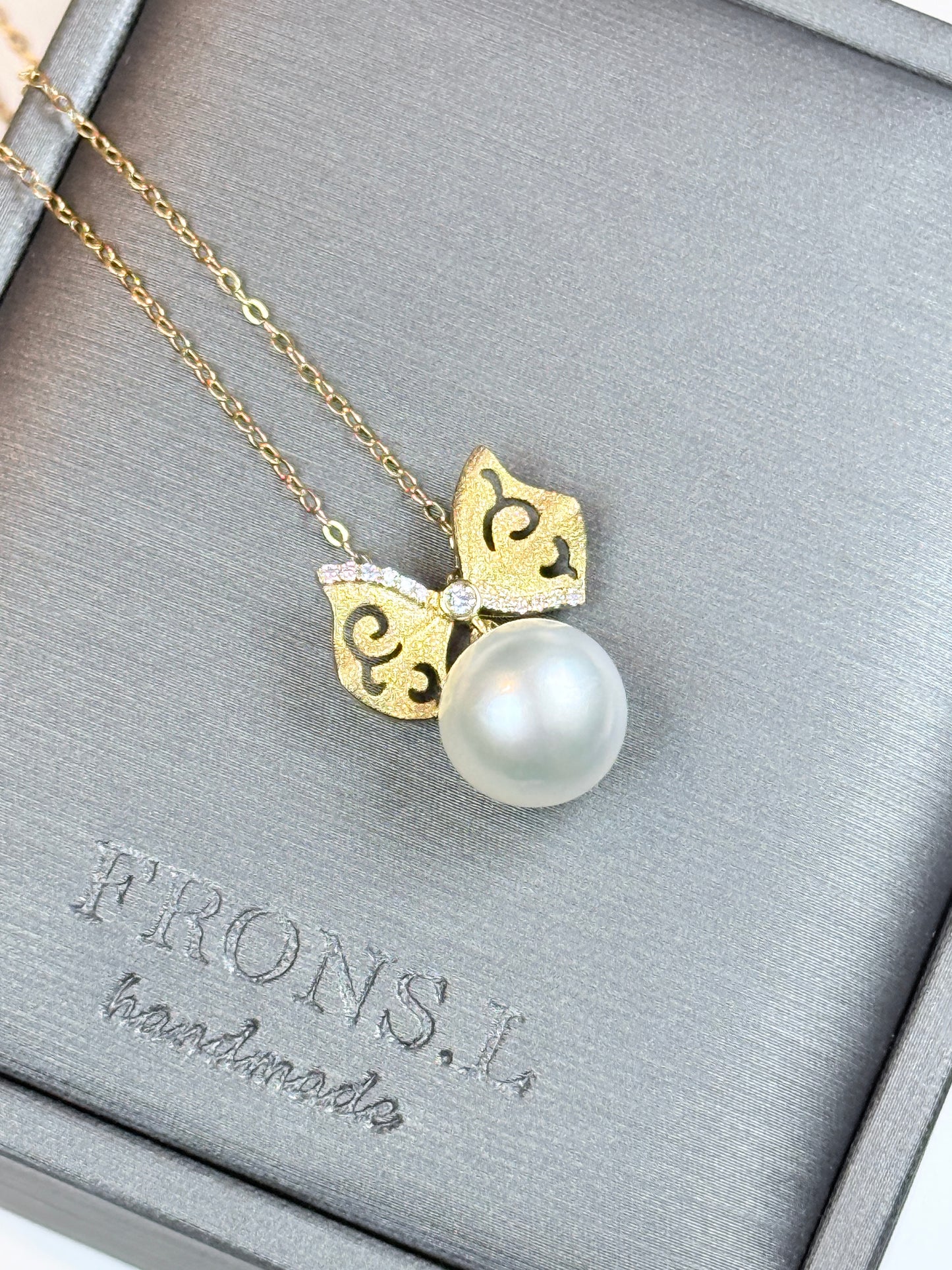 Bow South White near round Sea Pearl pendant