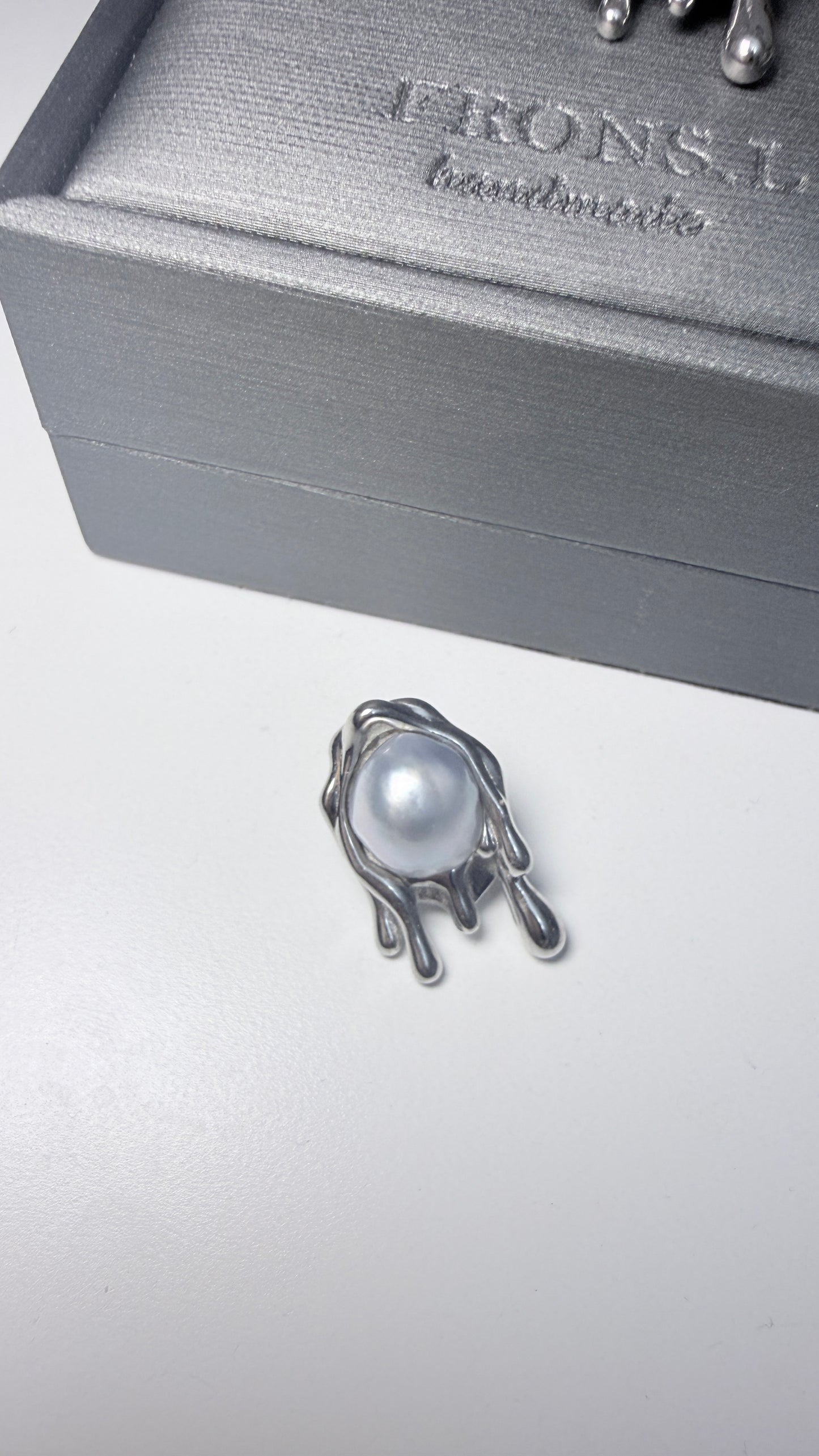 熔岩Tahitian Keshi earrings