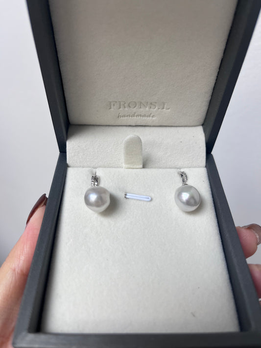 方弧形South White Baroque Sea Pearl Earrings