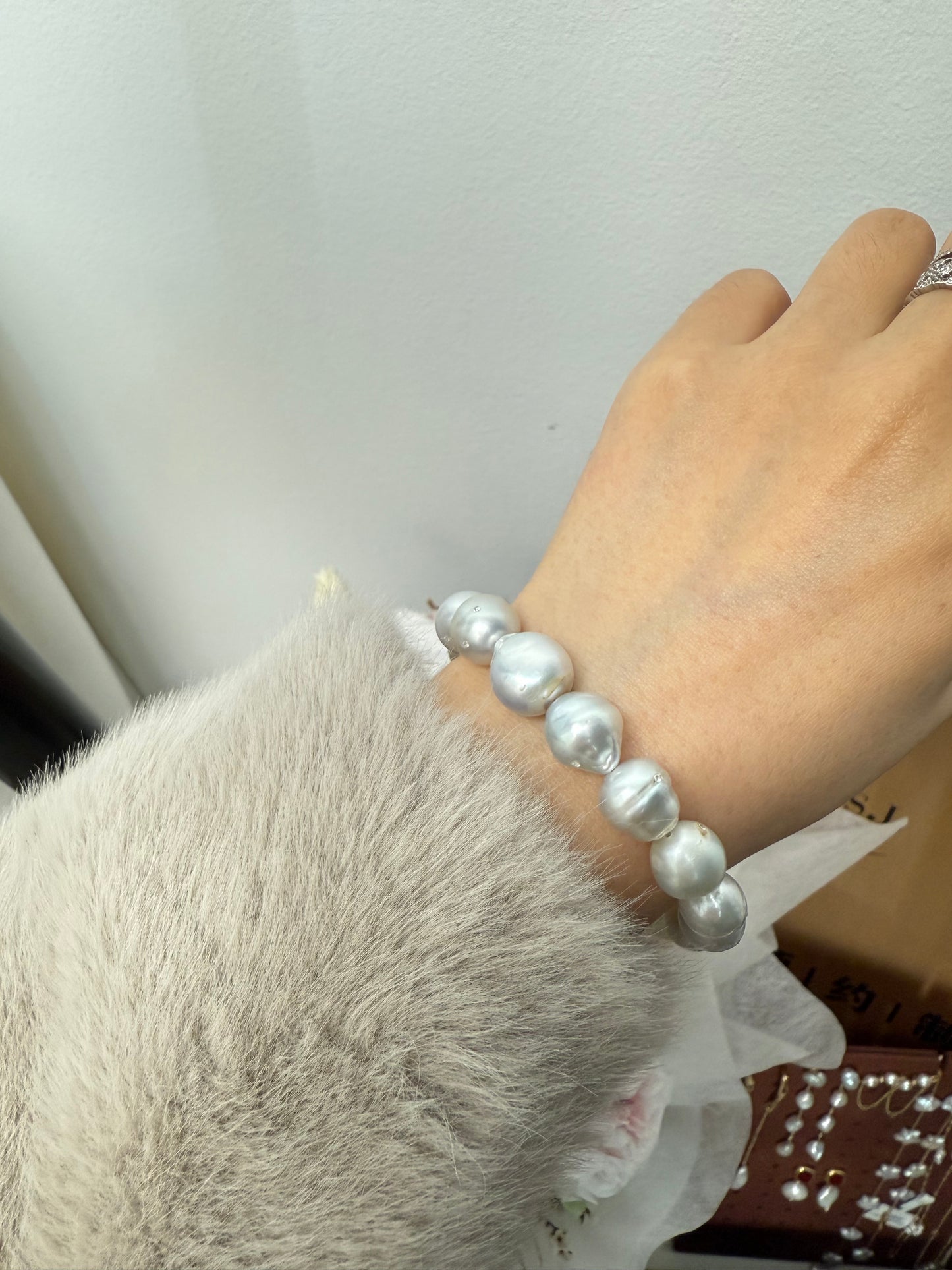 White south Sea Pearl，Pair of Oval 11.6✖️10.6mm AAA/AA Paspaley