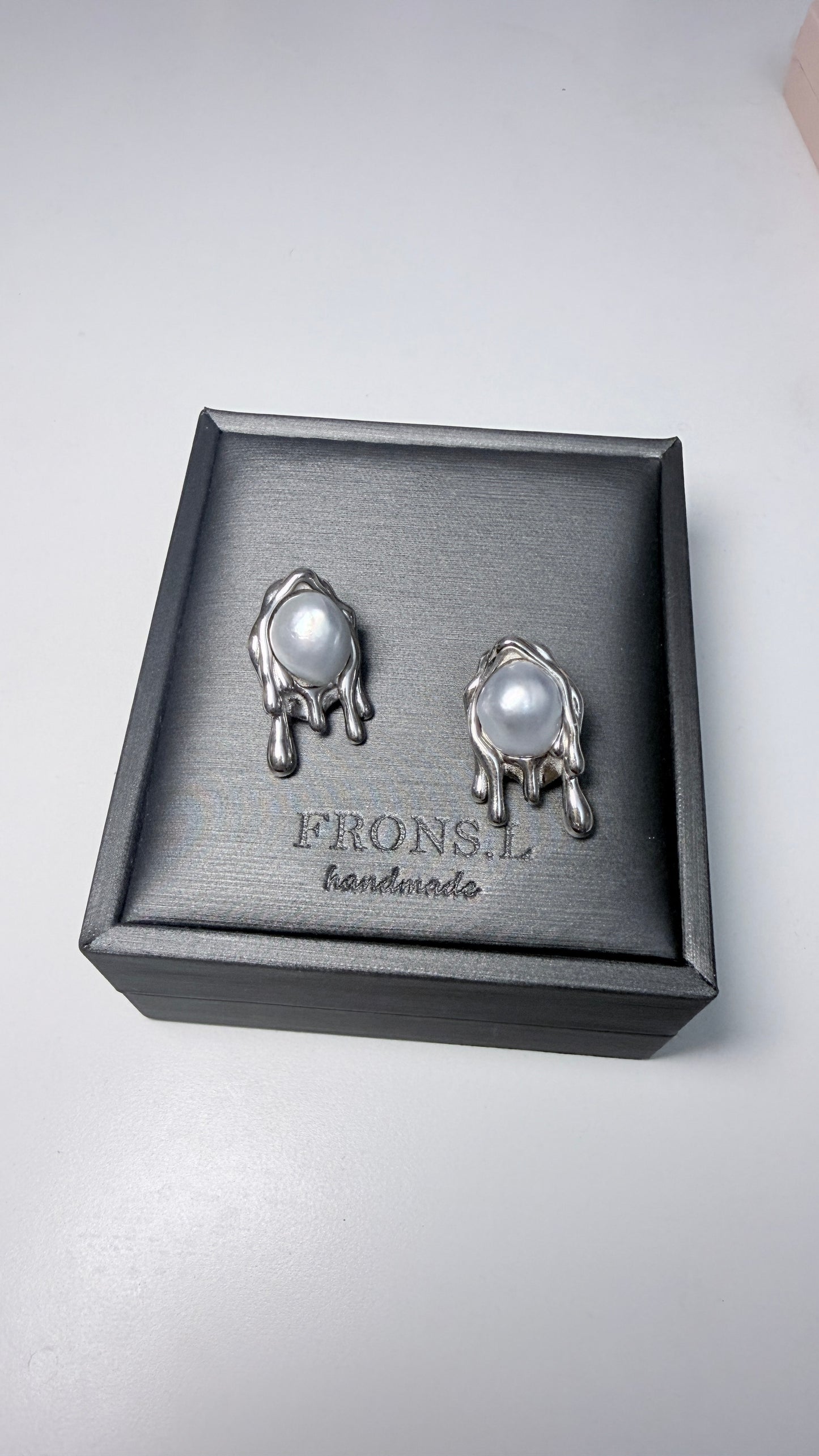 熔岩Tahitian Keshi earrings
