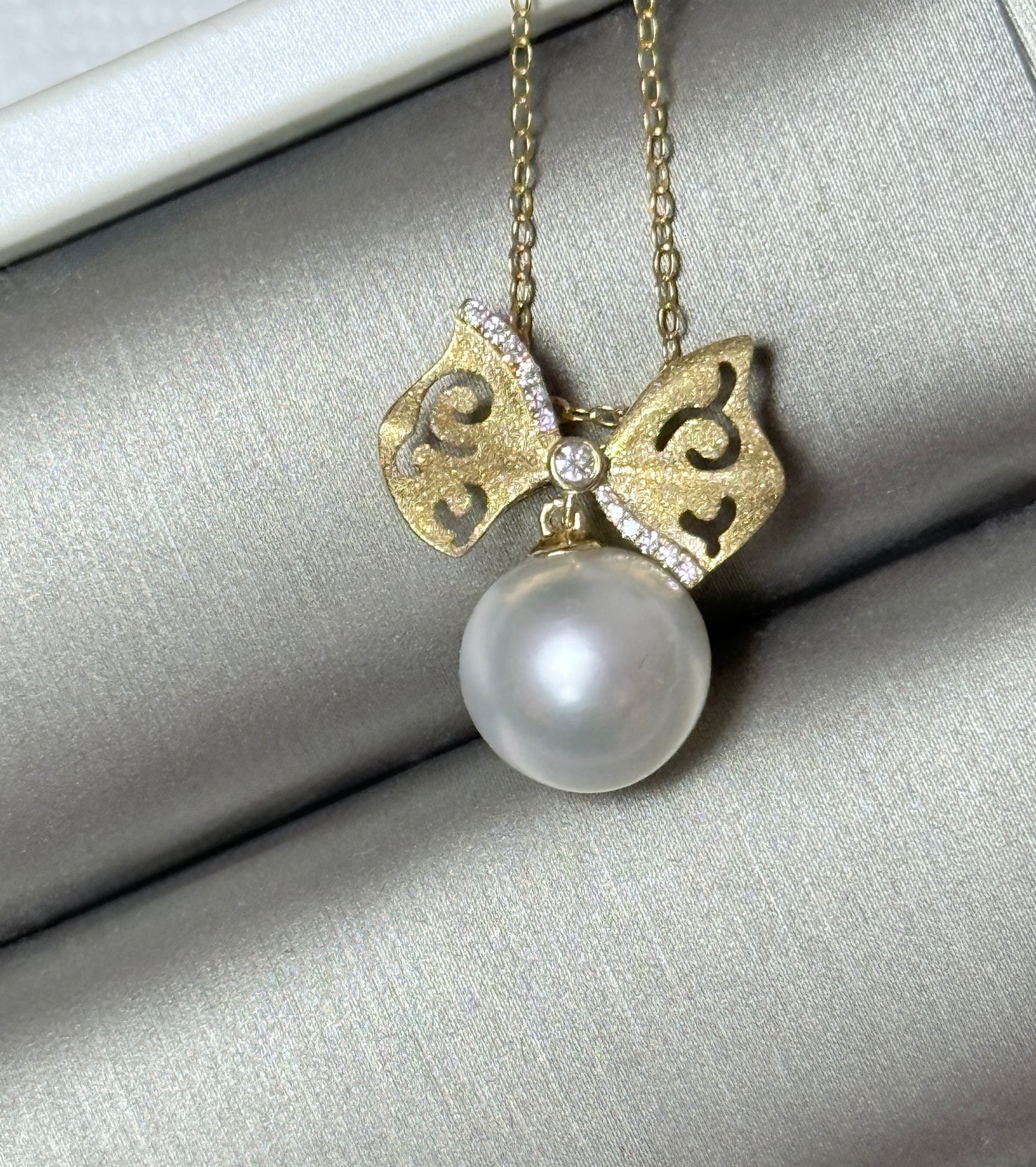 Bow South White near round Sea Pearl pendant