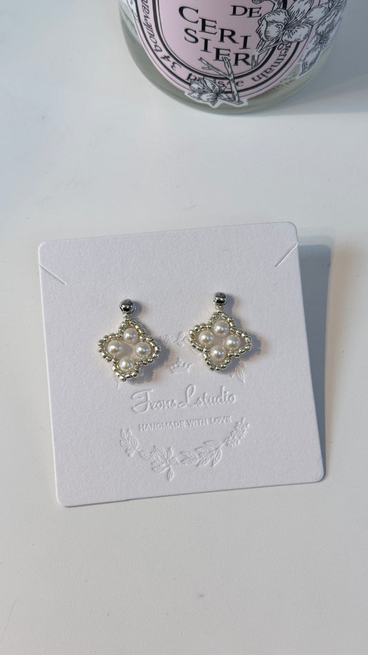 Four-leaf clover freshwater Pearl Stud