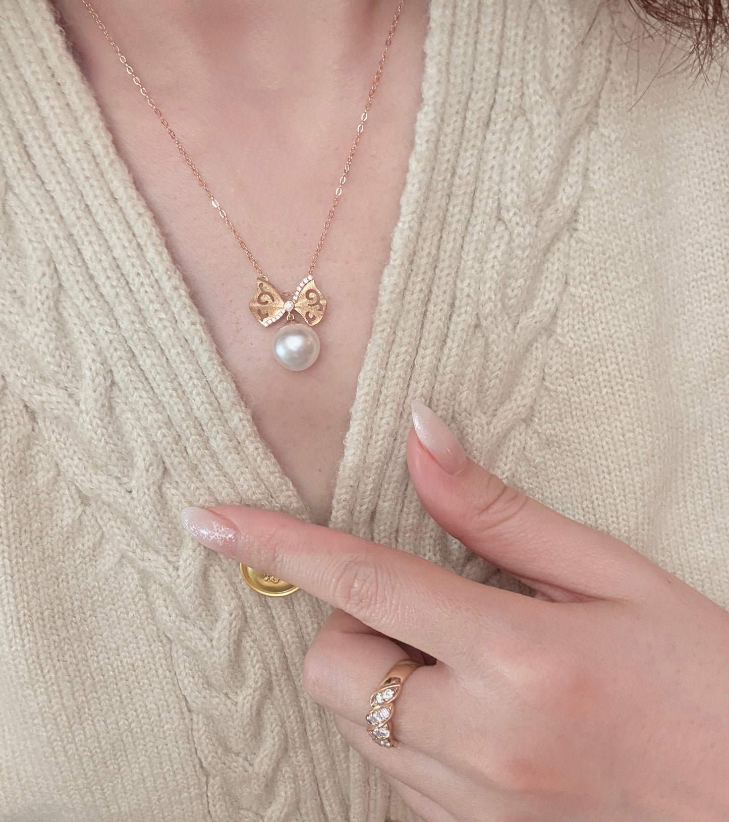 Bow South White near round Sea Pearl pendant