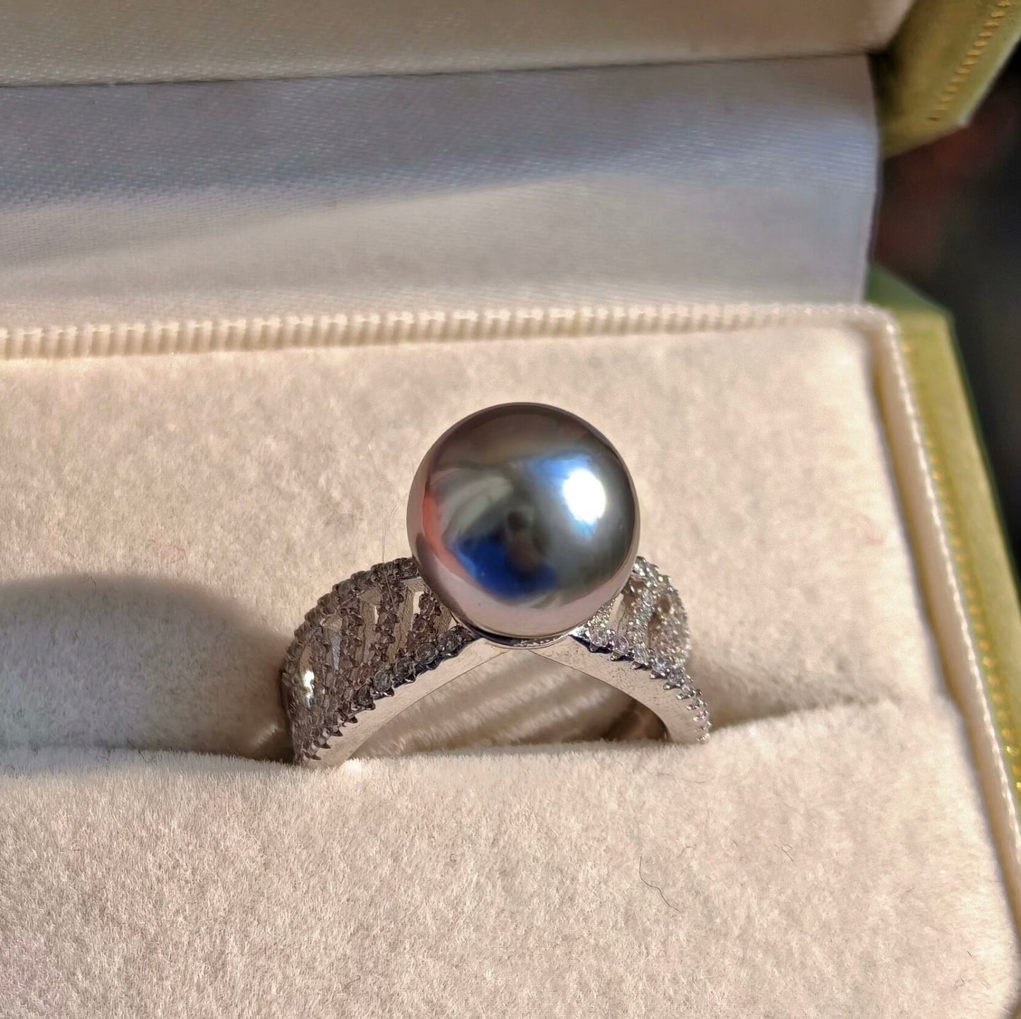 Platinum Gray Tahiti pearl ring