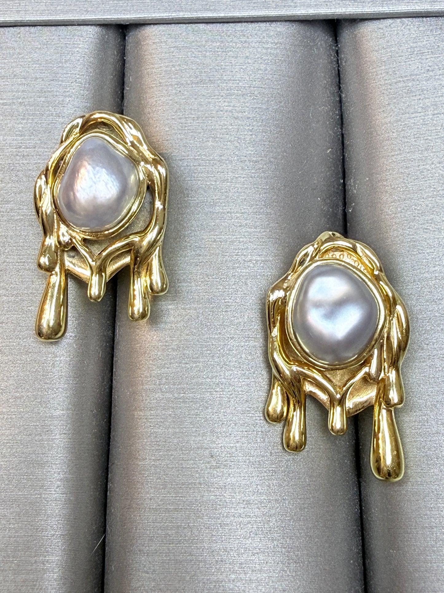 熔岩Tahitian Keshi earrings
