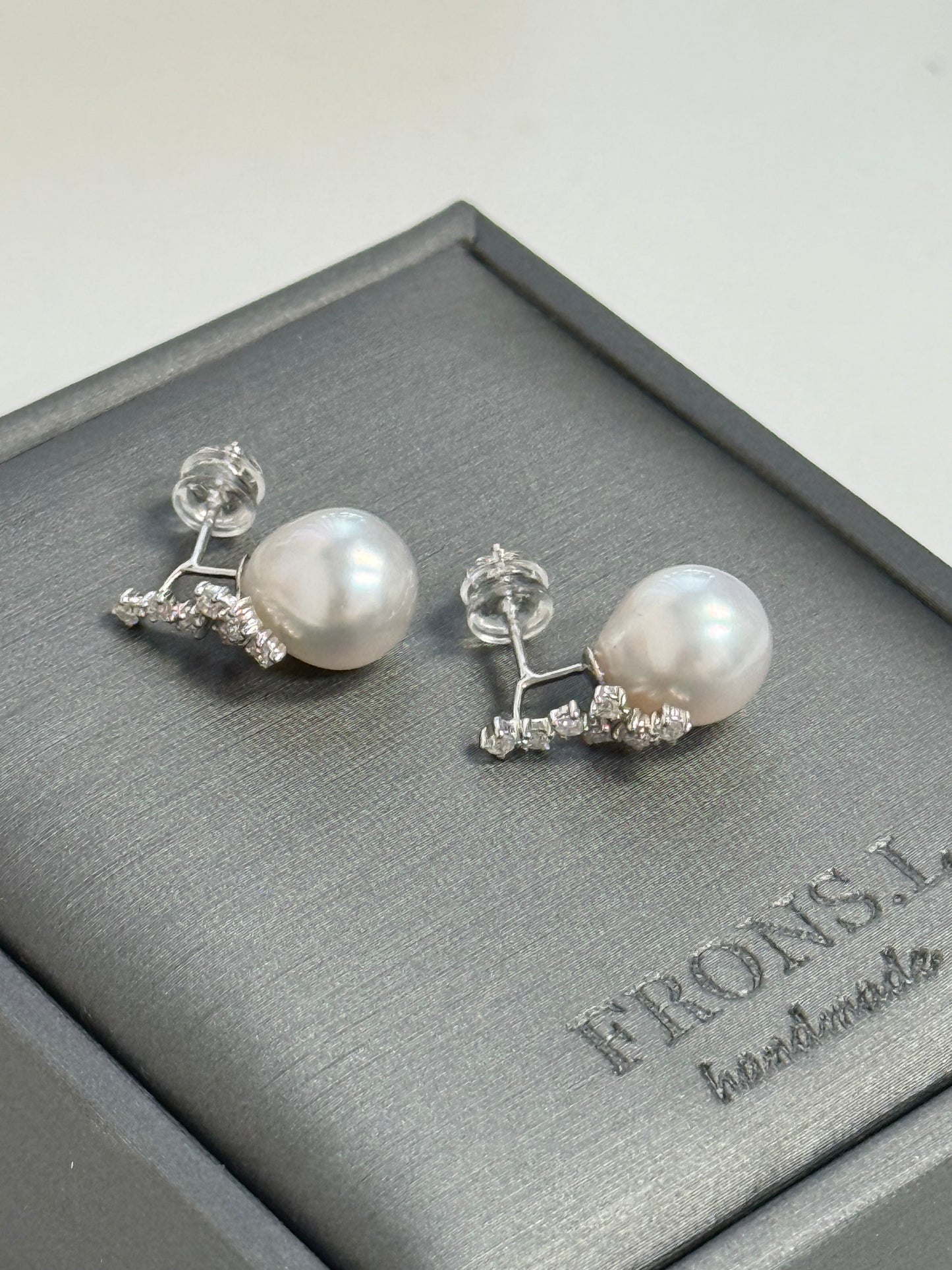 繁星点点South White Baroque Sea Pearl Earrings
