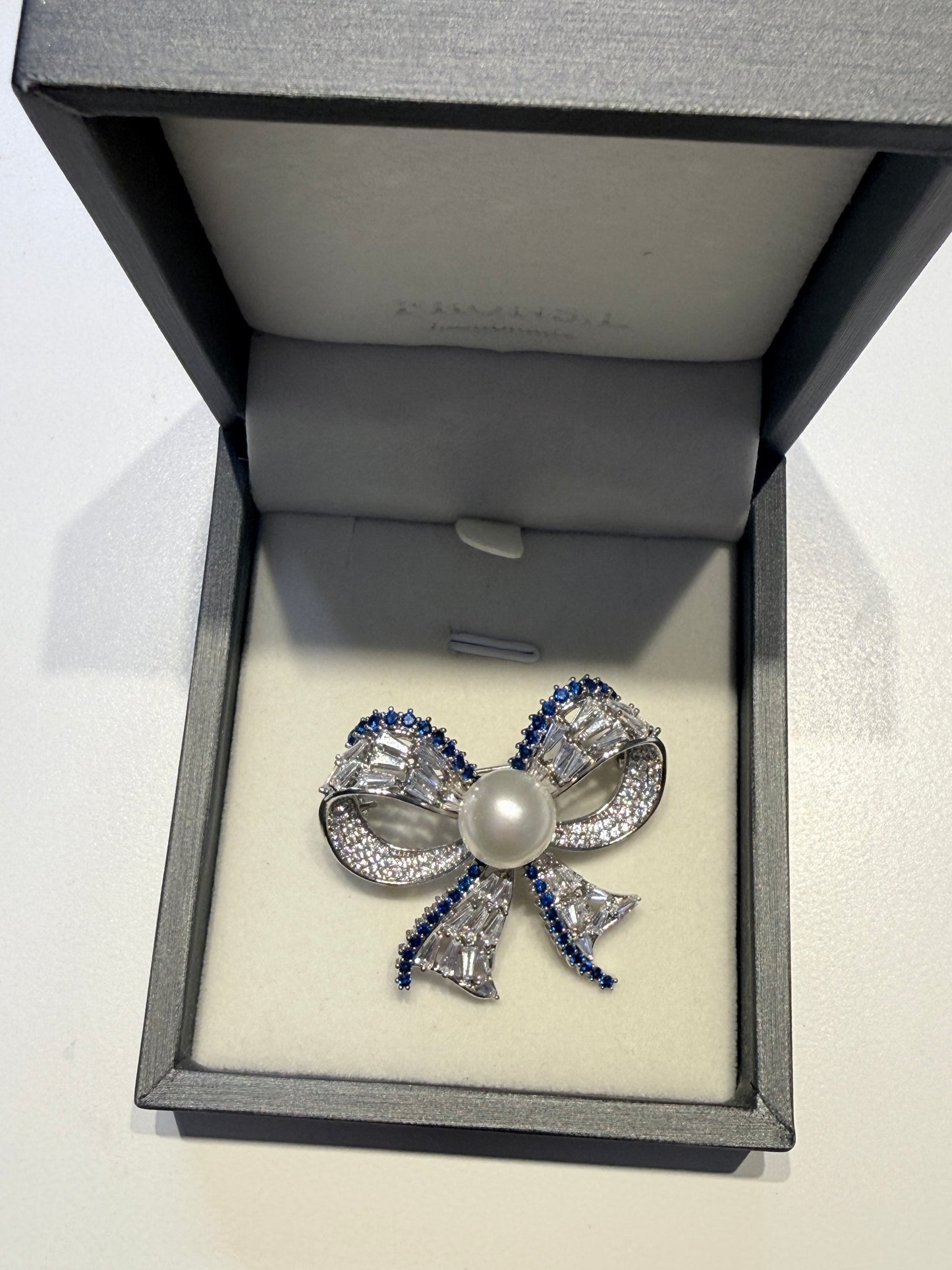 Bow white south sea Pearl Brooch