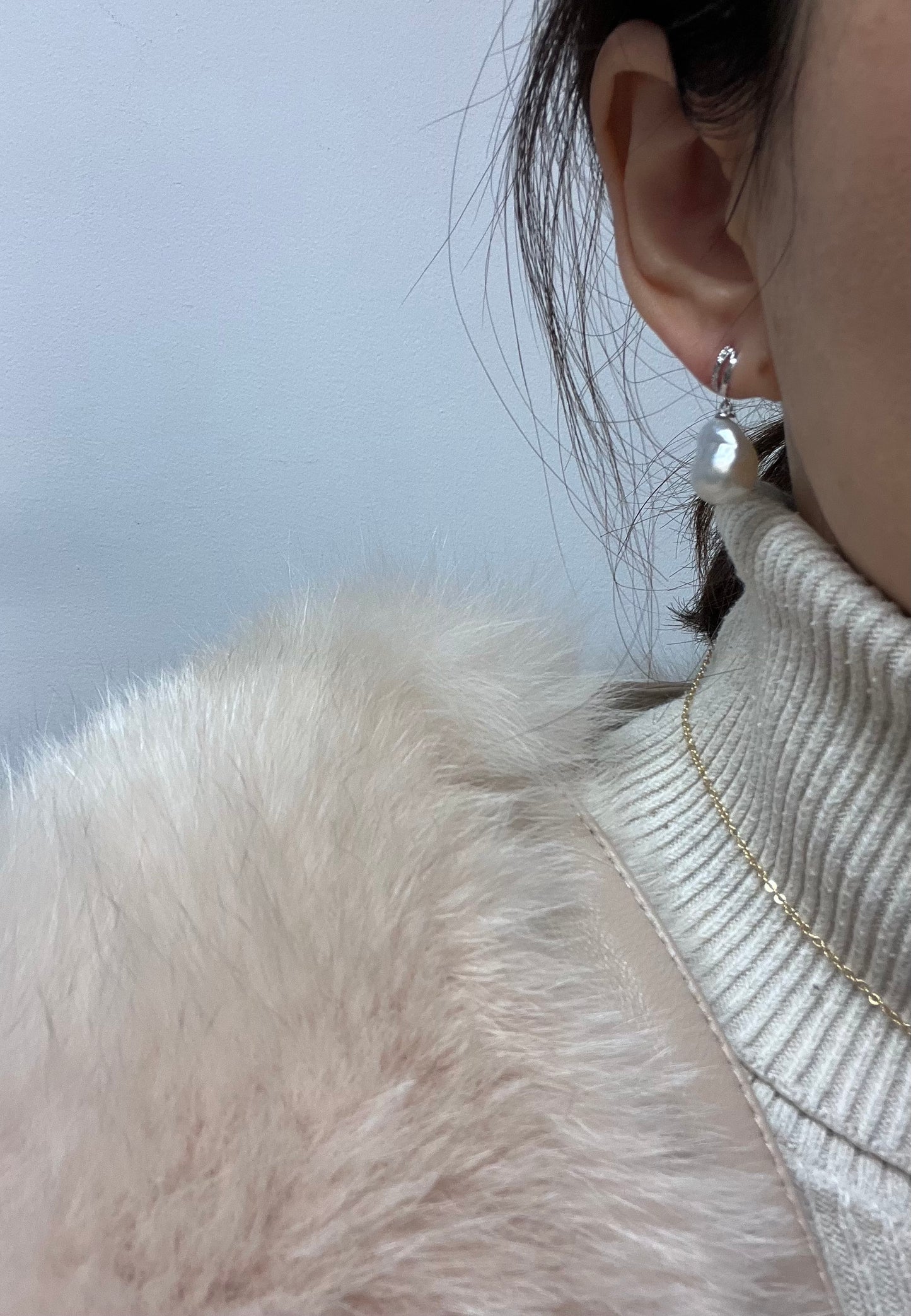 方弧形South White Baroque Sea Pearl Earrings