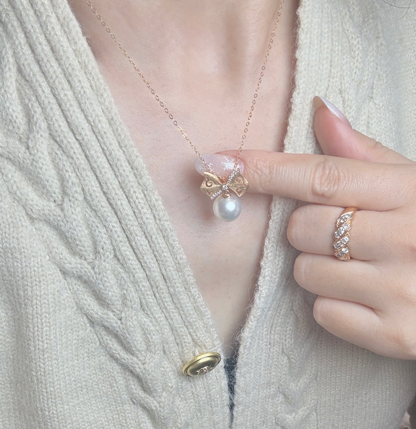 Bow South White near round Sea Pearl pendant