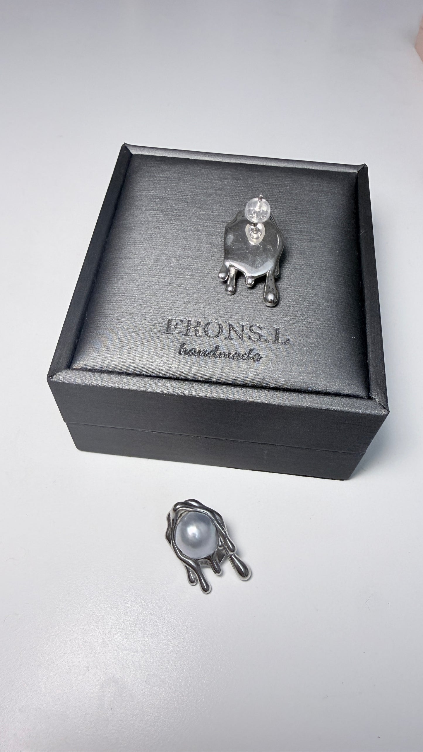 熔岩Tahitian Keshi earrings