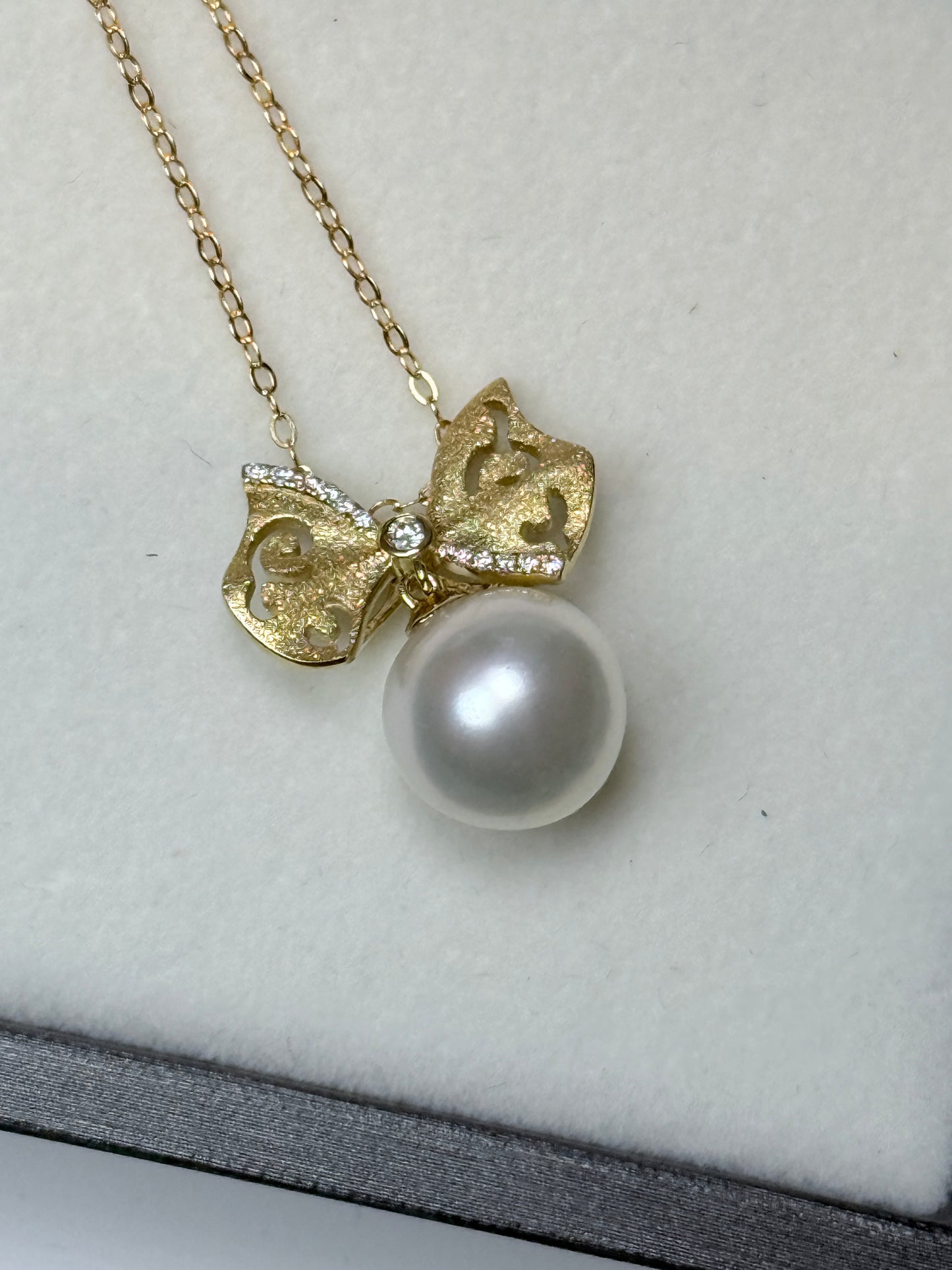 Bow South White near round Sea Pearl pendant
