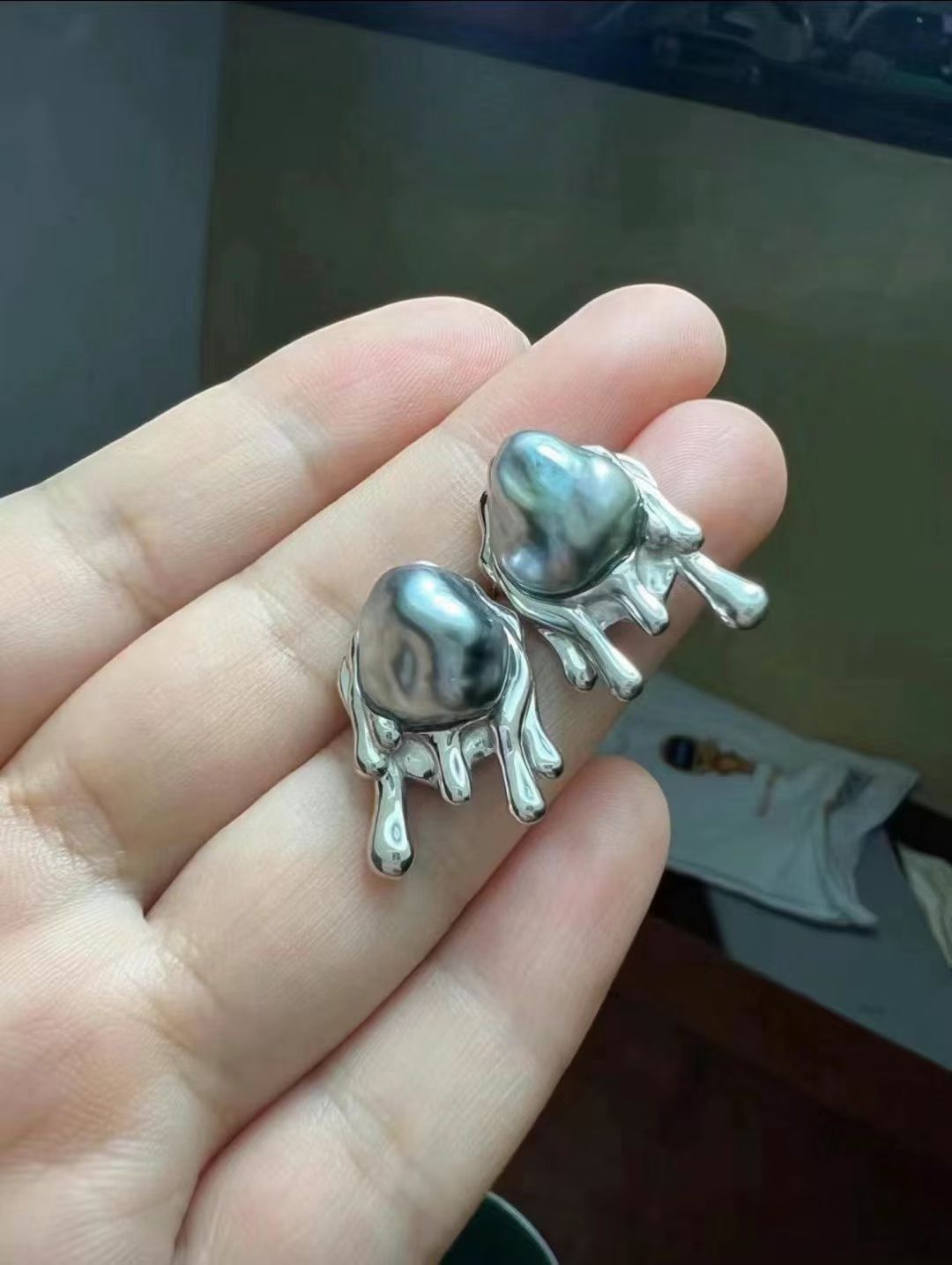 熔岩Tahitian Keshi earrings