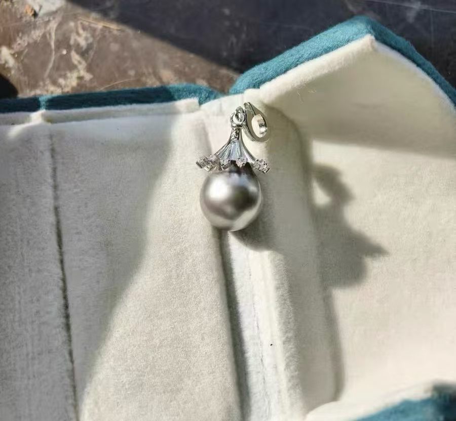 Tahitian Peacock Grey Pearl Pendant