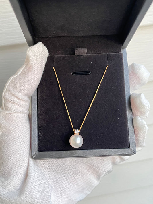 Single Diamond Sea Pearl pendant